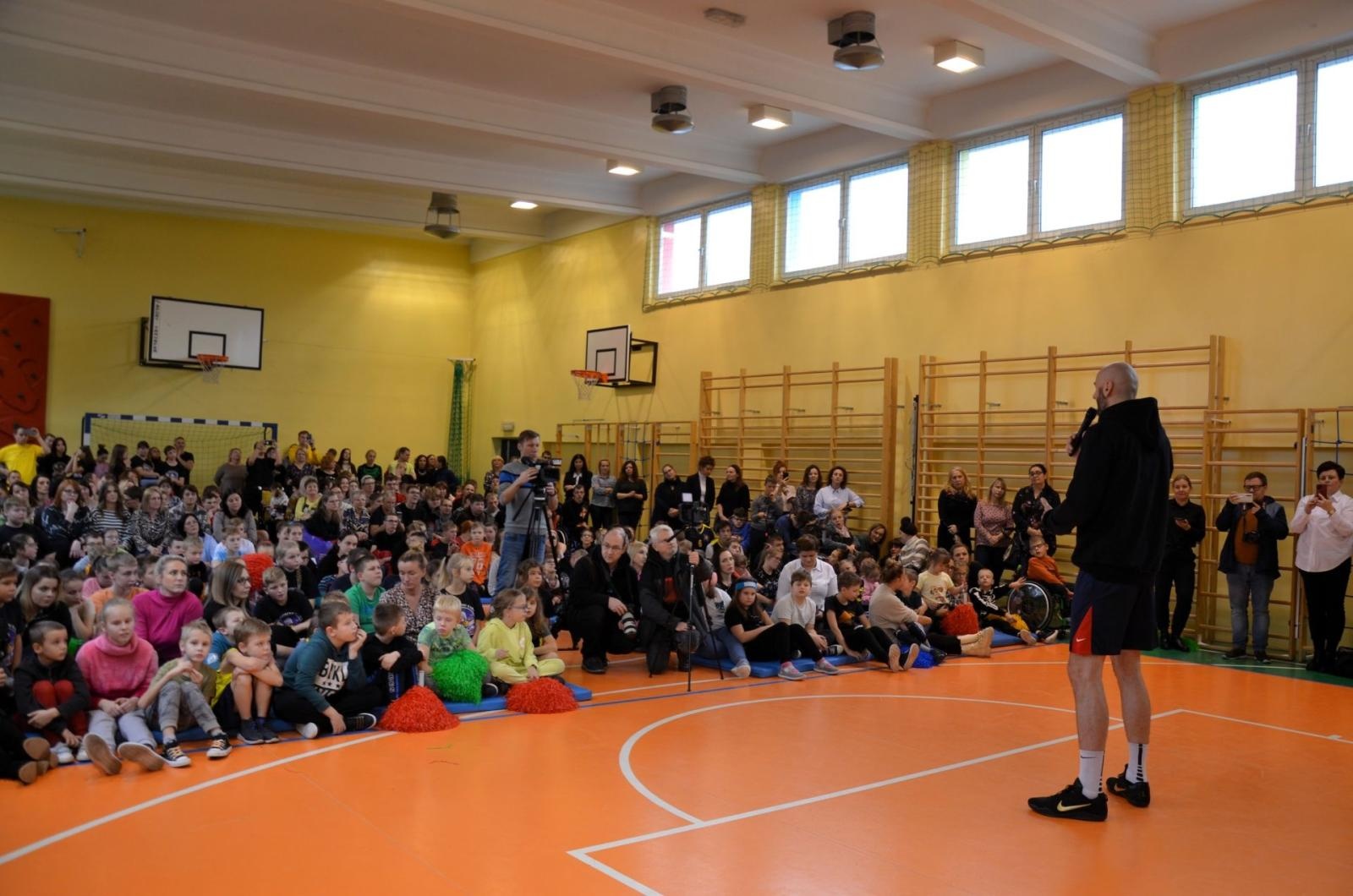 Zdjęcie w galerii na portalu naszwodzislaw.com: Marcin Gortat zagrał w kosza z uczniami wiadomości z regionu