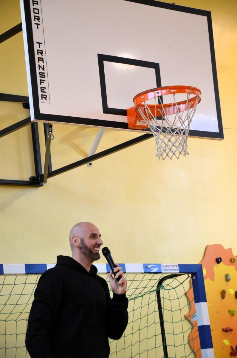 Zdjęcie w galerii na portalu naszwodzislaw.com: Marcin Gortat zagrał w kosza z uczniami wiadomości z regionu