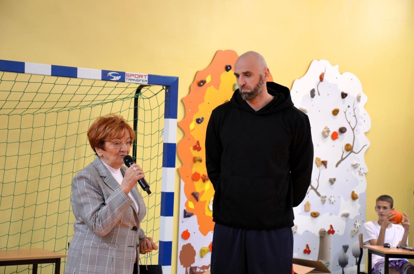 Zdjęcie w galerii na portalu naszwodzislaw.com: Marcin Gortat zagrał w kosza z uczniami wiadomości z regionu