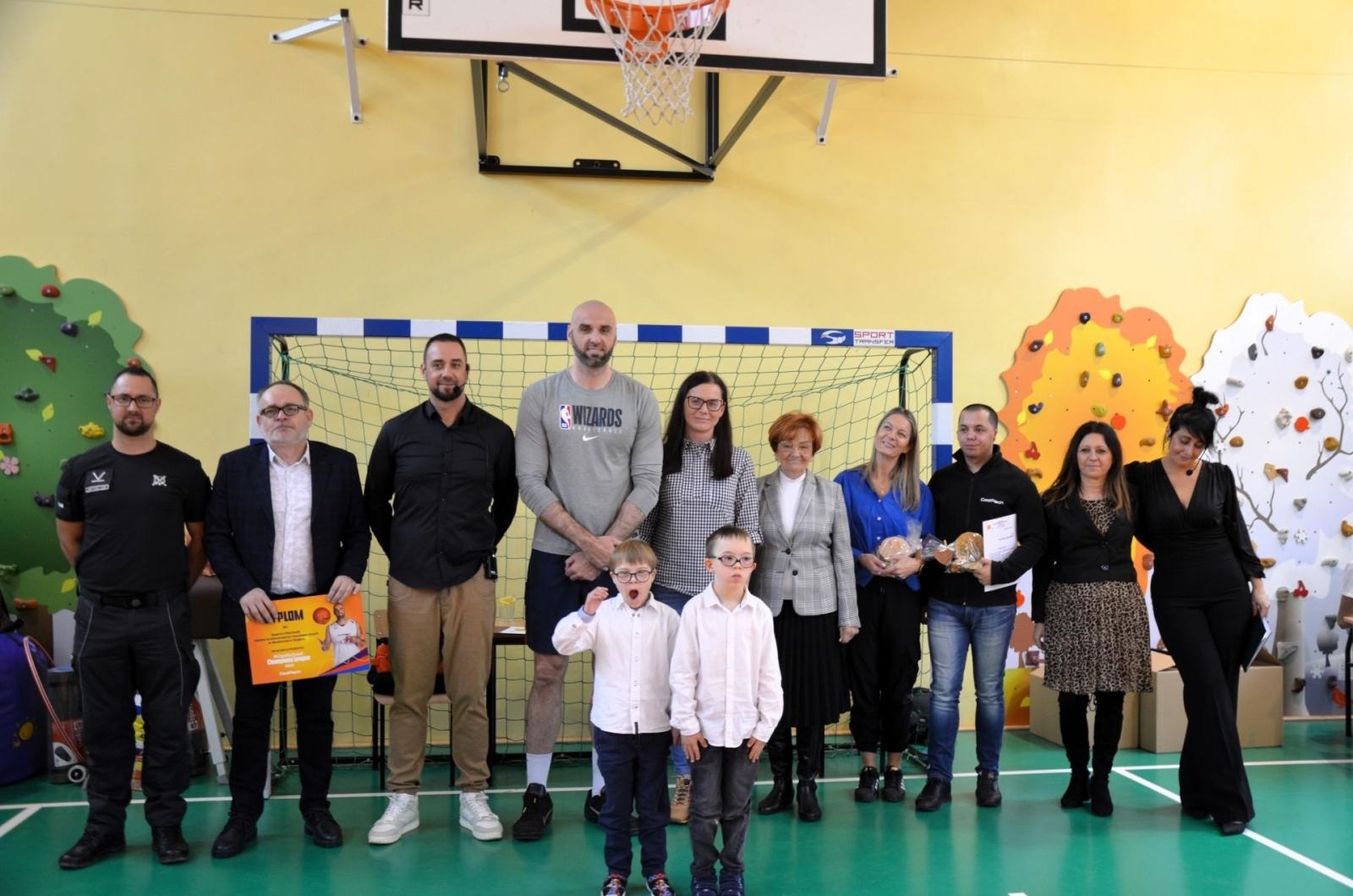 Zdjęcie w galerii na portalu naszwodzislaw.com: Marcin Gortat zagrał w kosza z uczniami wiadomości z regionu