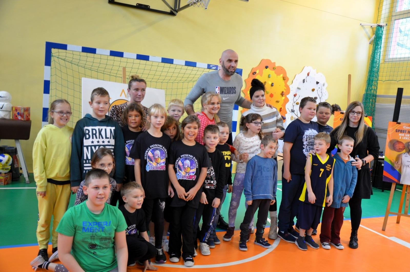 Zdjęcie w galerii na portalu naszwodzislaw.com: Marcin Gortat zagrał w kosza z uczniami wiadomości z regionu