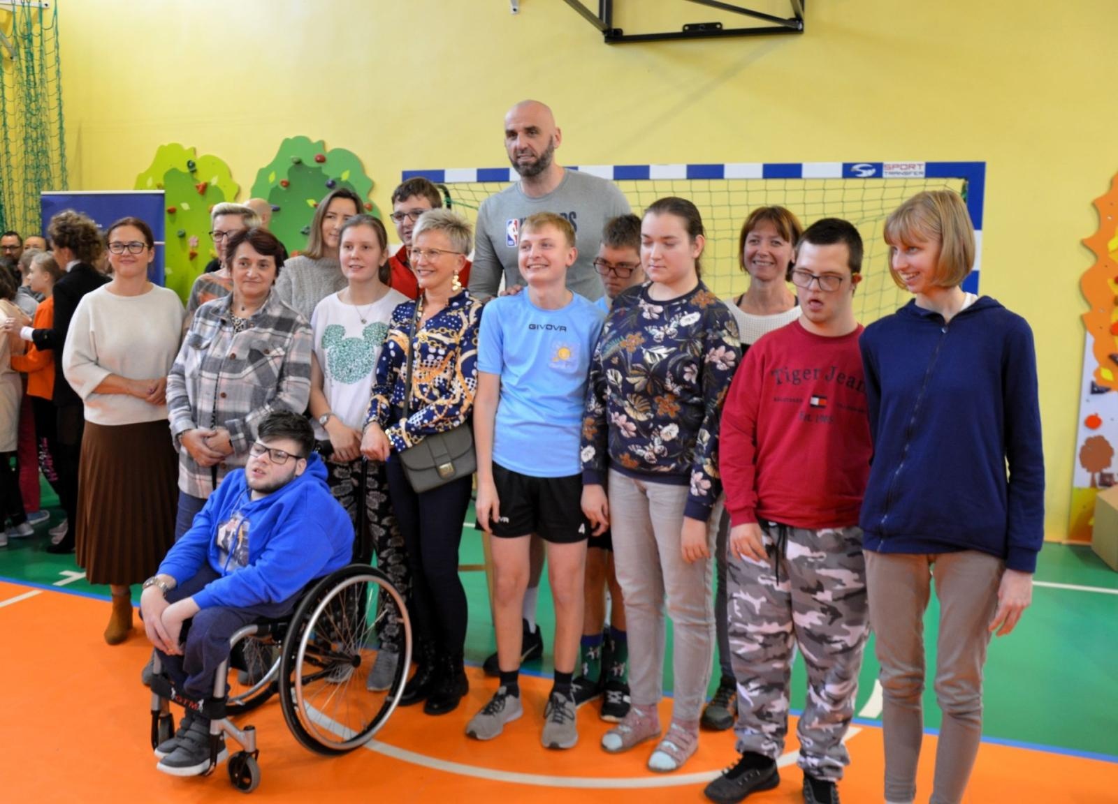 Zdjęcie w galerii na portalu naszwodzislaw.com: Marcin Gortat zagrał w kosza z uczniami wiadomości z regionu