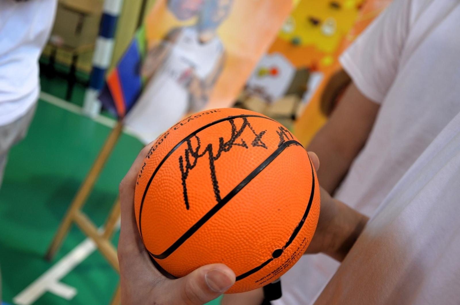 Zdjęcie w galerii na portalu naszwodzislaw.com: Marcin Gortat zagrał w kosza z uczniami wiadomości z regionu