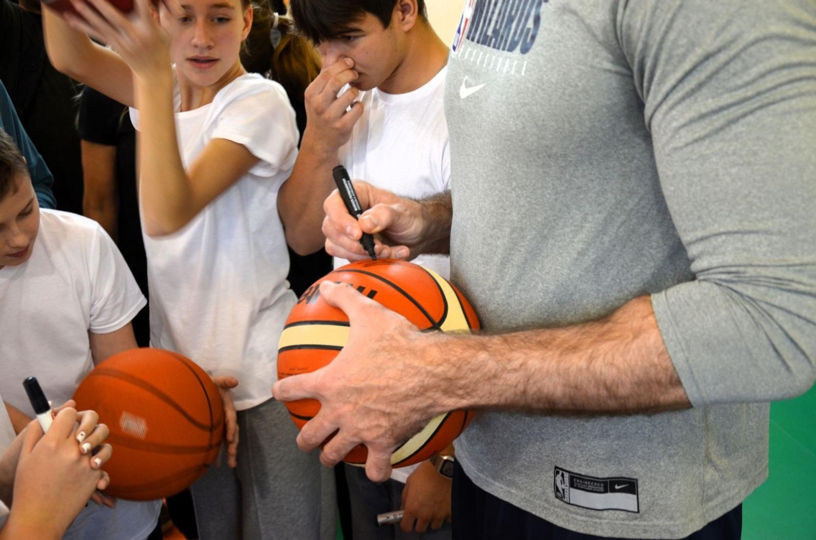 Zdjęcie w galerii na portalu naszwodzislaw.com: Marcin Gortat zagrał w kosza z uczniami wiadomości z regionu