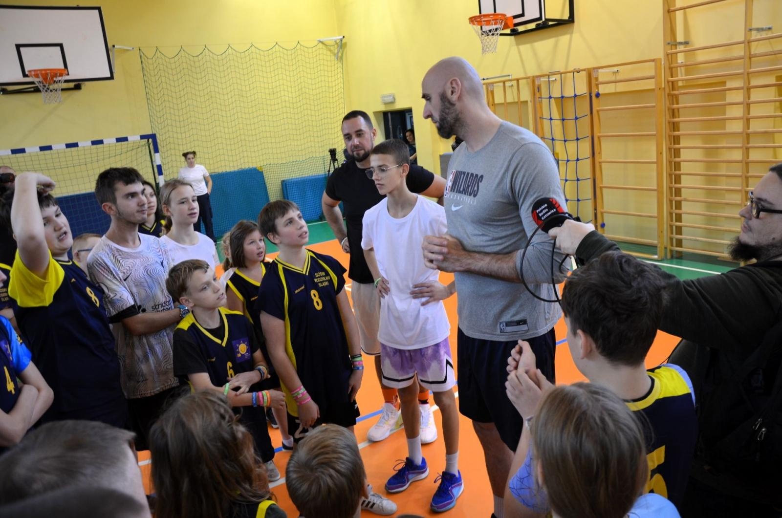 Zdjęcie w galerii na portalu naszwodzislaw.com: Marcin Gortat zagrał w kosza z uczniami wiadomości z regionu