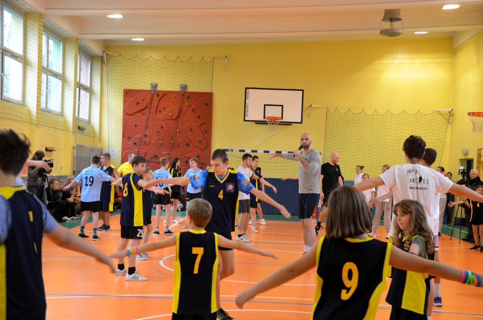 Zdjęcie w galerii na portalu naszwodzislaw.com: Marcin Gortat zagrał w kosza z uczniami wiadomości z regionu