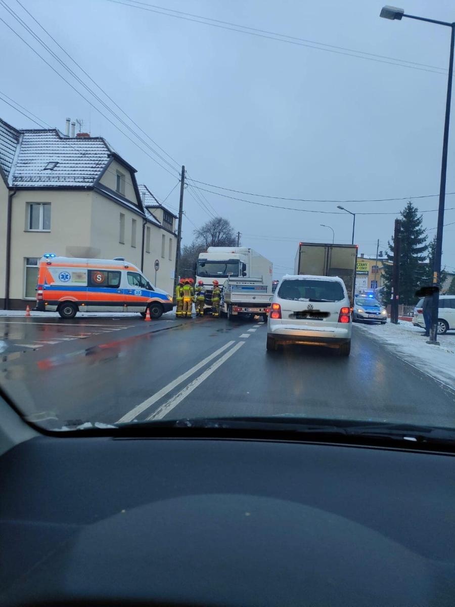 Zdjęcie w galerii na portalu naszwodzislaw.com: Czołowe zderzenie na Raciborskiej w Rydułtowach wiadomości z regionu