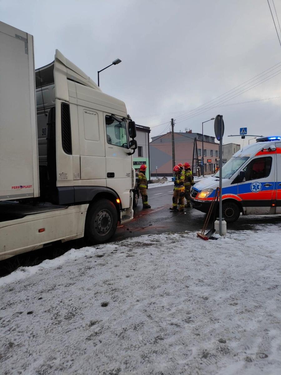 Zdjęcie w galerii na portalu naszwodzislaw.com: Czołowe zderzenie na Raciborskiej w Rydułtowach wiadomości z regionu