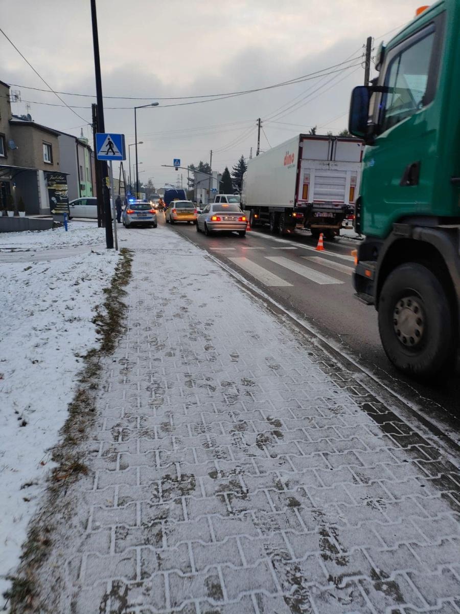 Zdjęcie w galerii na portalu naszwodzislaw.com: Czołowe zderzenie na Raciborskiej w Rydułtowach wiadomości z regionu