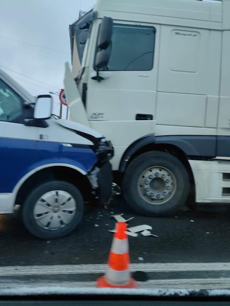Zdjęcie w galerii na portalu naszwodzislaw.com: Czołowe zderzenie na Raciborskiej w Rydułtowach wiadomości z regionu