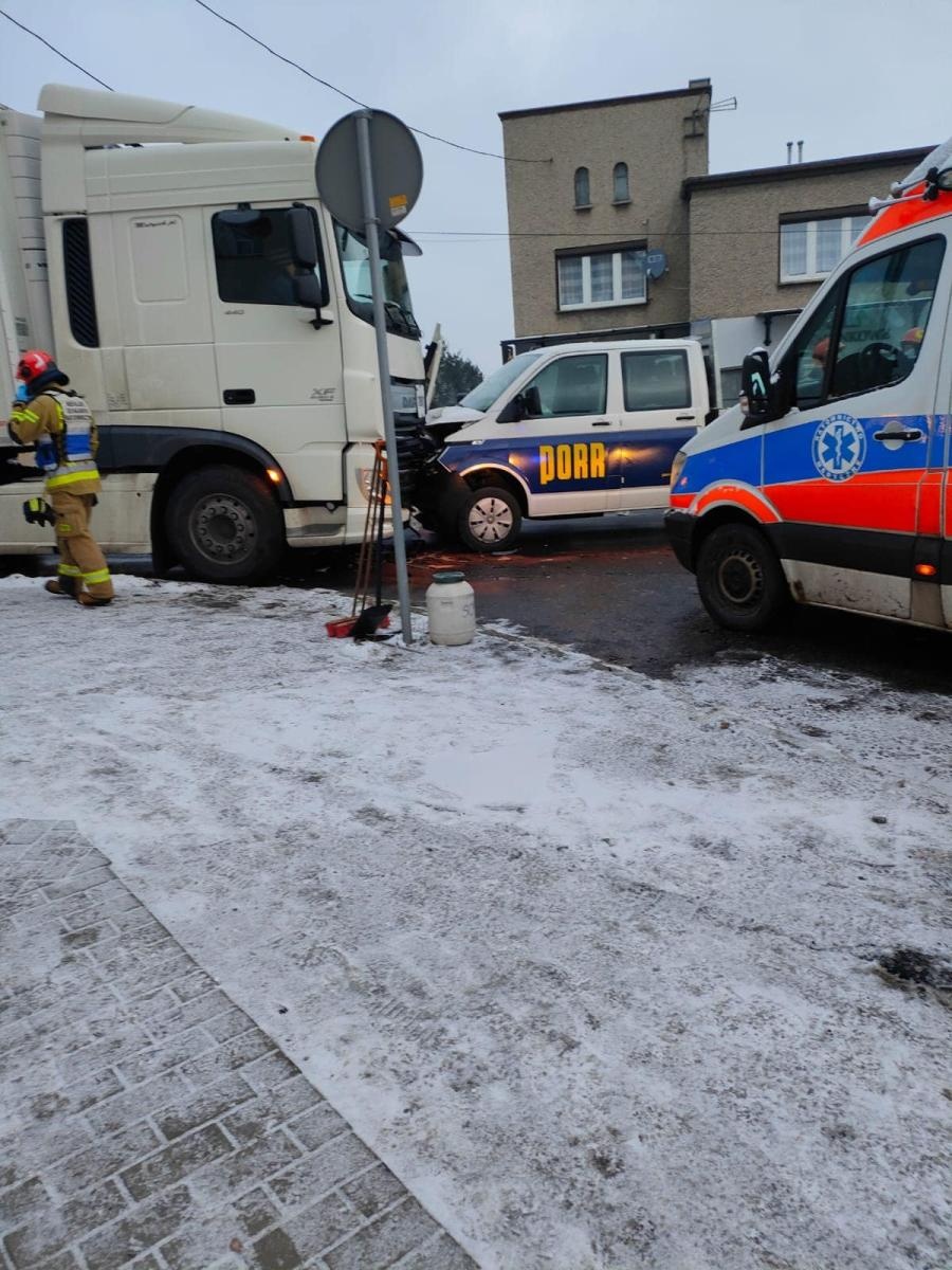 Zdjęcie w galerii na portalu naszwodzislaw.com: Czołowe zderzenie na Raciborskiej w Rydułtowach wiadomości z regionu