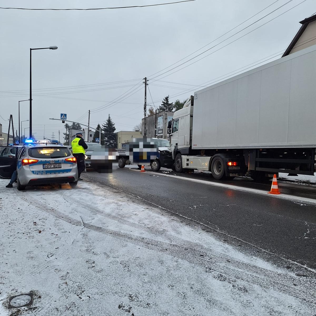 Zdjęcie w galerii na portalu naszwodzislaw.com: Czołowe zderzenie na Raciborskiej w Rydułtowach wiadomości z regionu