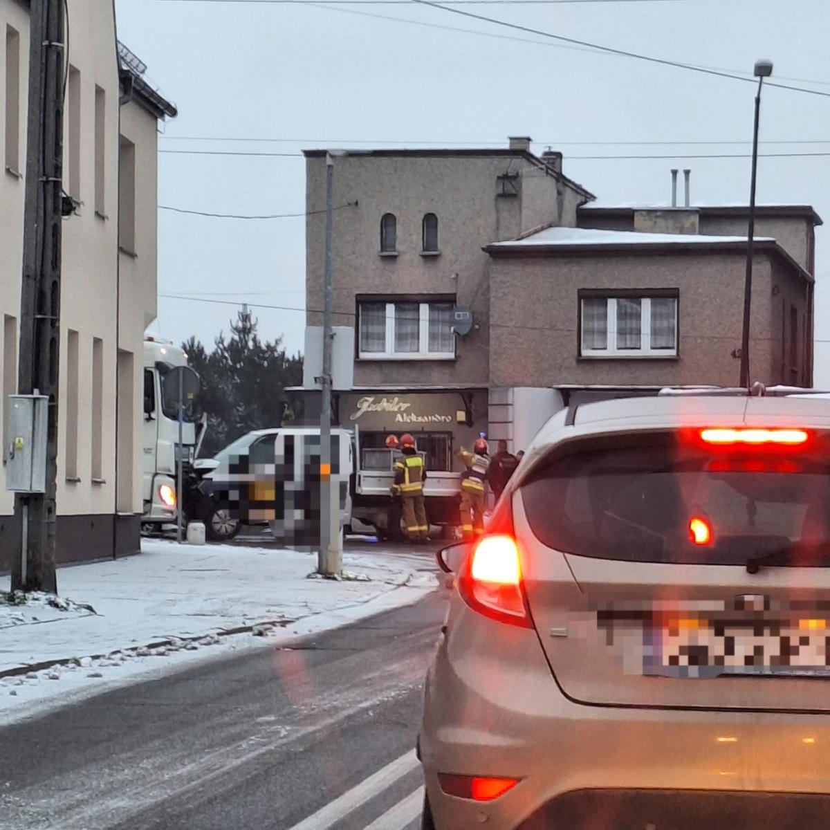 Zdjęcie w galerii na portalu naszwodzislaw.com: Czołowe zderzenie na Raciborskiej w Rydułtowach wiadomości z regionu