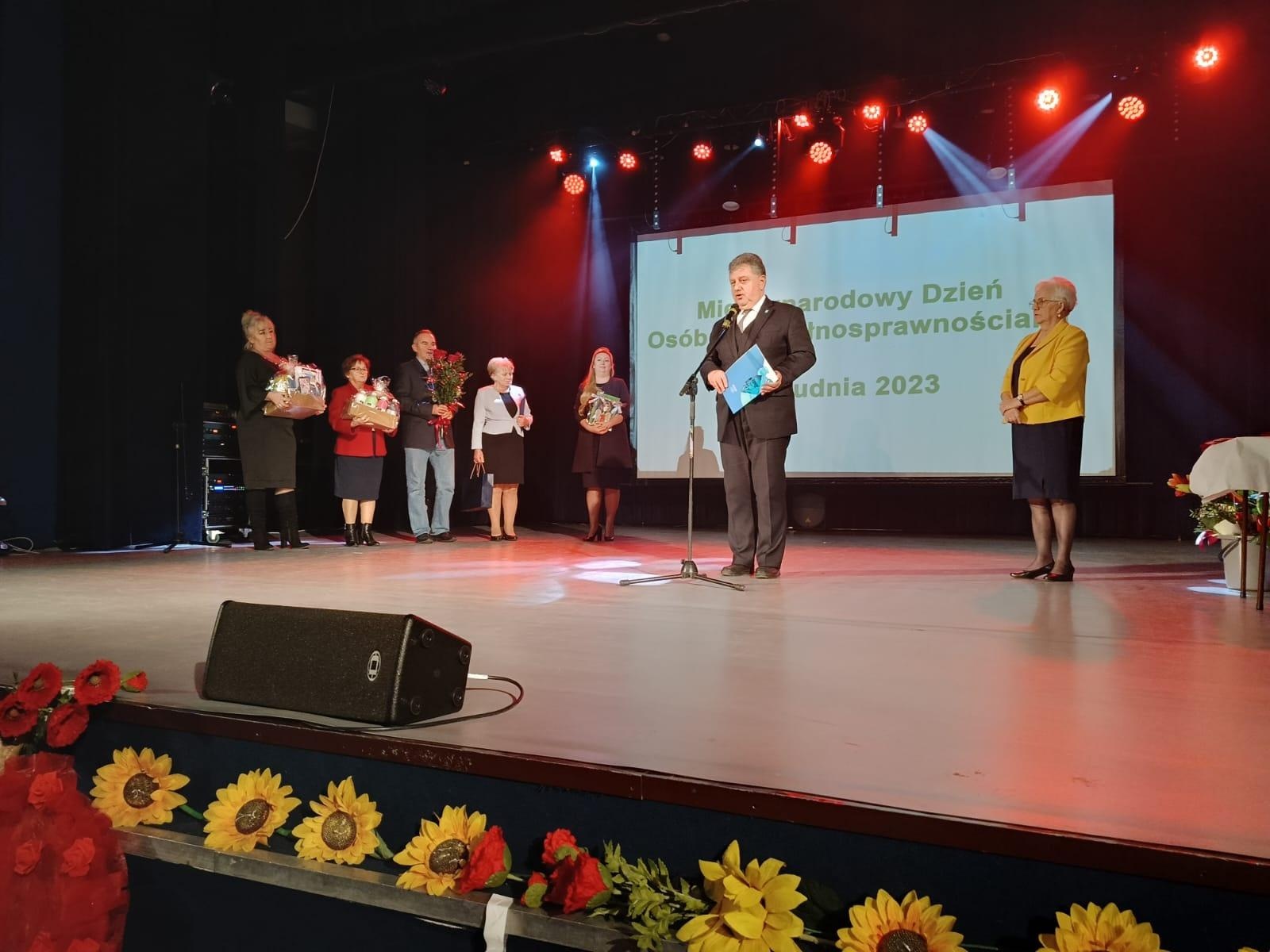 Zdjęcie w galerii na portalu naszwodzislaw.com: Światowy dzień osób niepełnosprawnych połączony z jubileuszem Radości Życia wiadomości z regionu