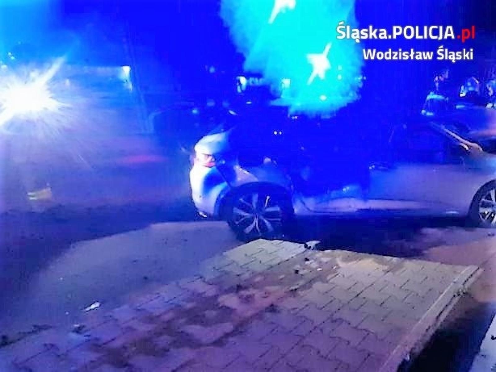 Zdjęcie w galerii na portalu naszwodzislaw.com: Volkswagen i renault zderzyły się w Połomi. Policja apeluje o ostrożność wiadomości z regionu