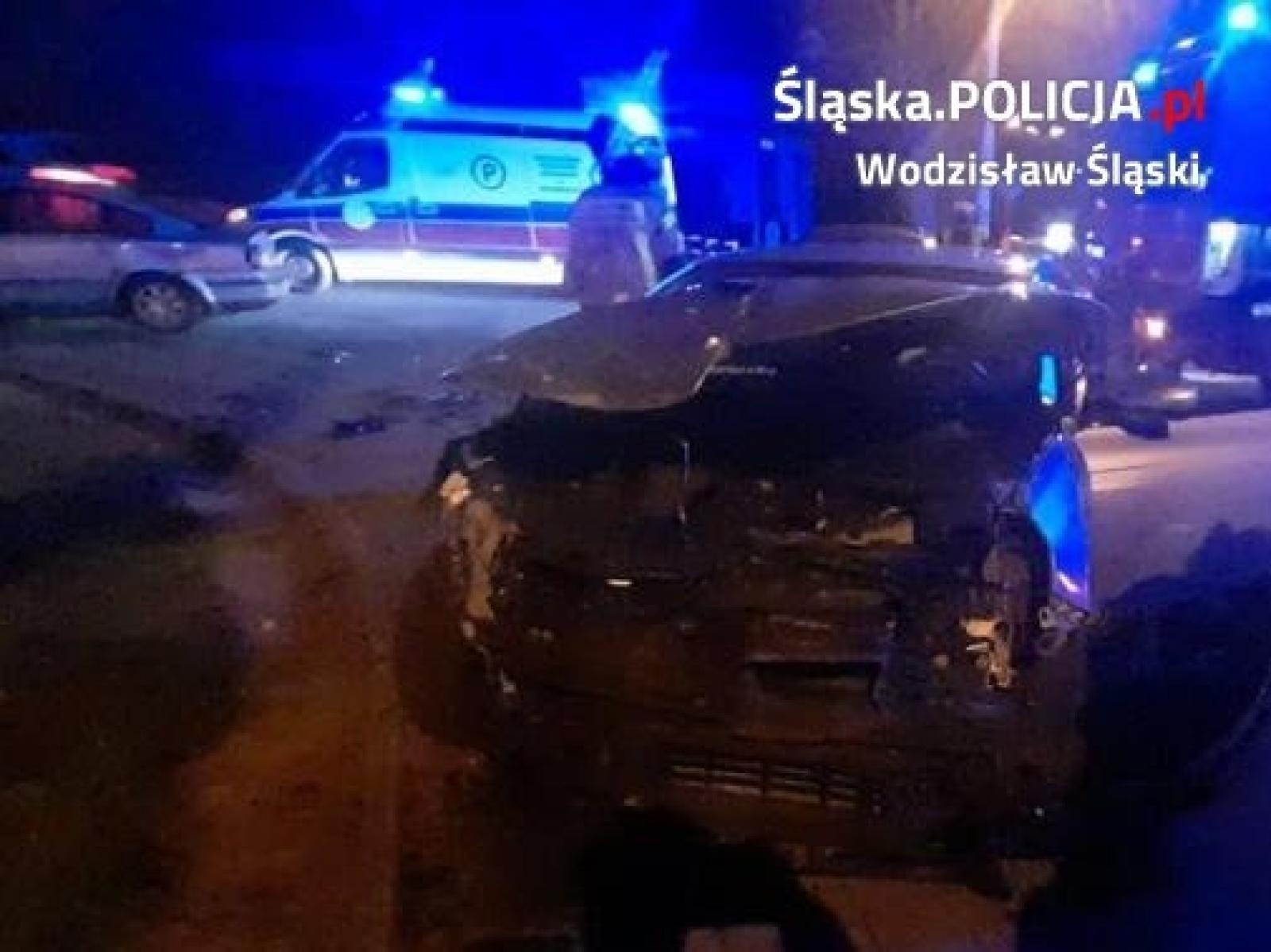 Zdjęcie w galerii na portalu naszwodzislaw.com: Volkswagen i renault zderzyły się w Połomi. Policja apeluje o ostrożność wiadomości z regionu