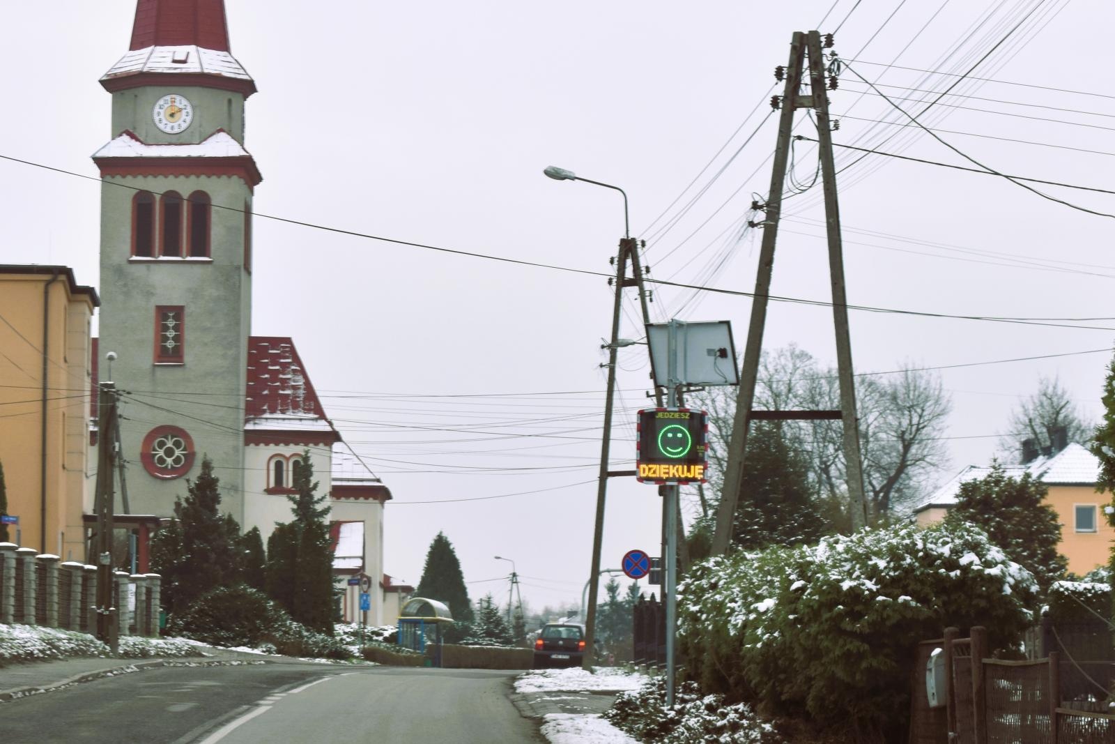 Zdjęcie w galerii na portalu naszwodzislaw.com: Gmina Godów. Przy szkołach pojawiły się radarowe wyświetlacze prędkości wiadomości z regionu
