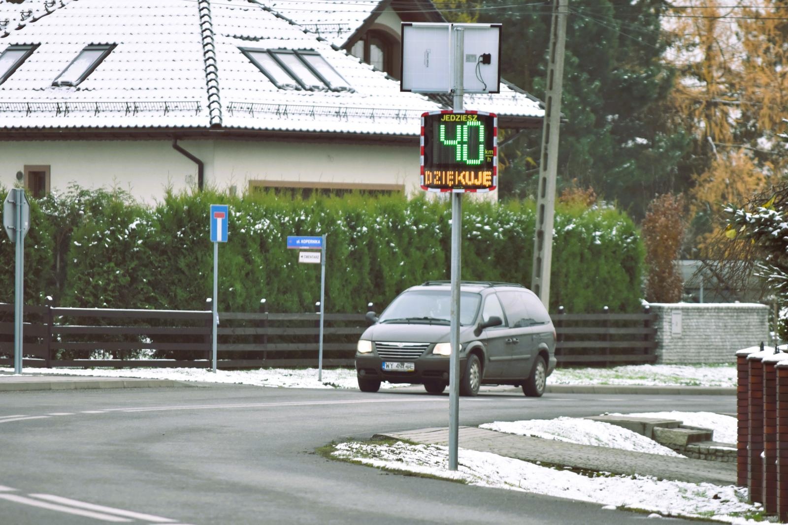 Zdjęcie w galerii na portalu naszwodzislaw.com: Gmina Godów. Przy szkołach pojawiły się radarowe wyświetlacze prędkości wiadomości z regionu