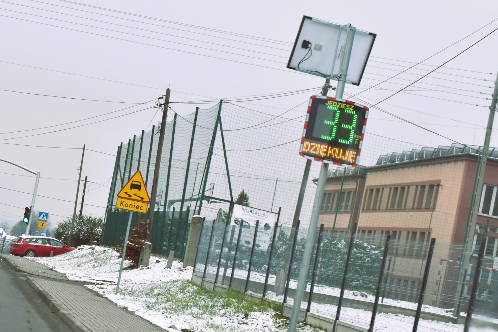 Zdjęcie w galerii na portalu naszwodzislaw.com: Gmina Godów. Przy szkołach pojawiły się radarowe wyświetlacze prędkości wiadomości z regionu