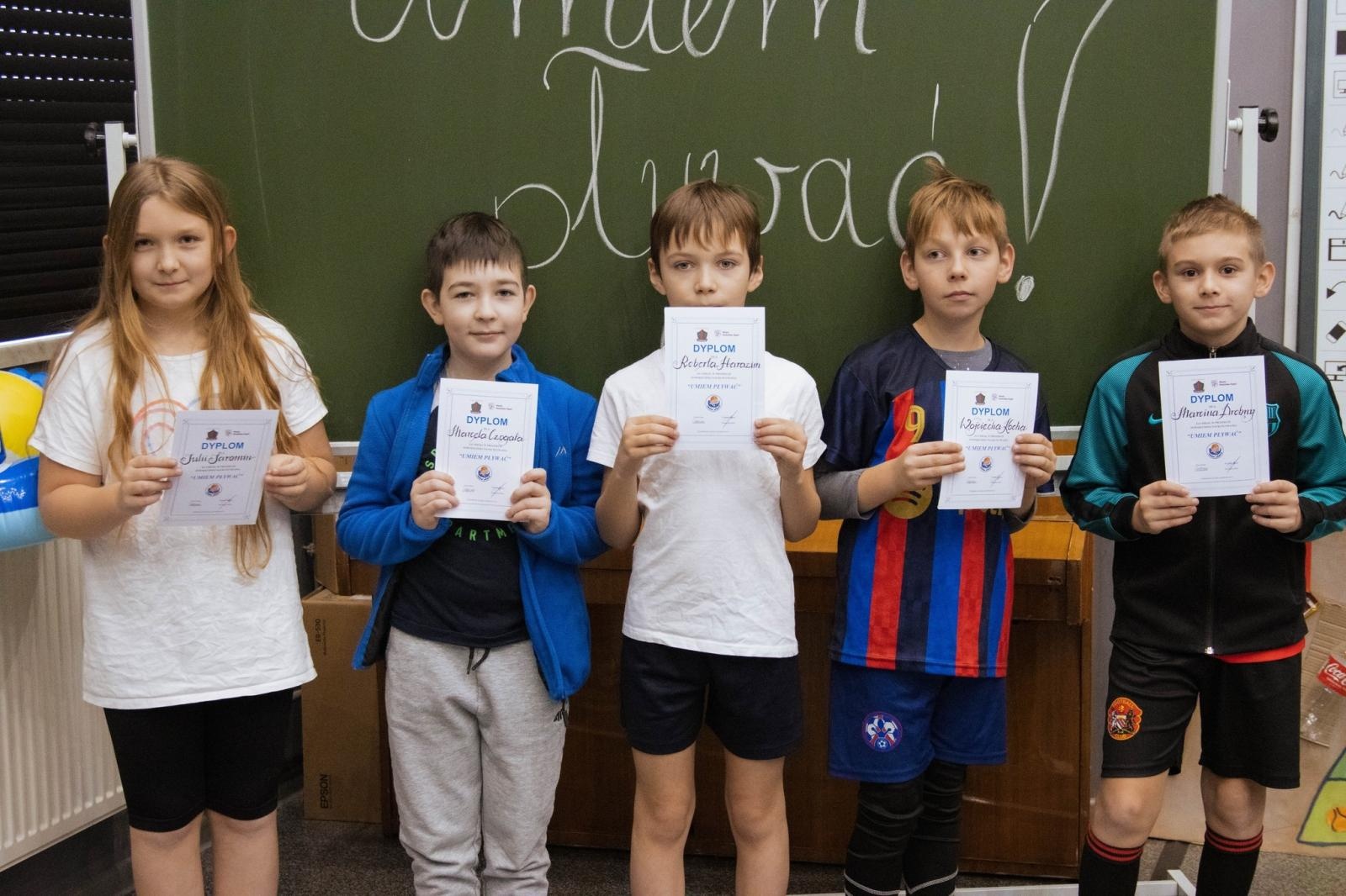 Zdjęcie w galerii na portalu naszwodzislaw.com: Projekt Umiem pływać dobiegł końca wiadomości z regionu