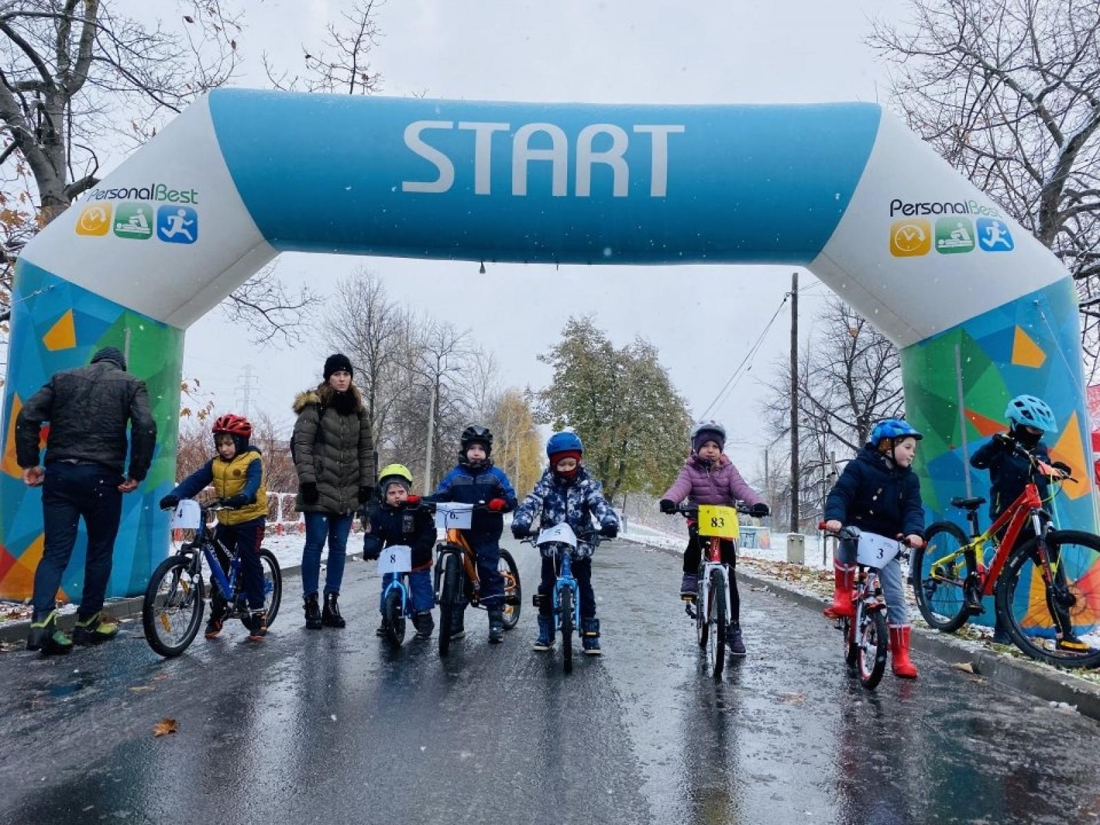 Zdjęcie w galerii na portalu naszwodzislaw.com: W mrozie i błocie. Rowerowe zmagania podczas CYCLOCROSS 2023 [FOTO] wiadomości z regionu