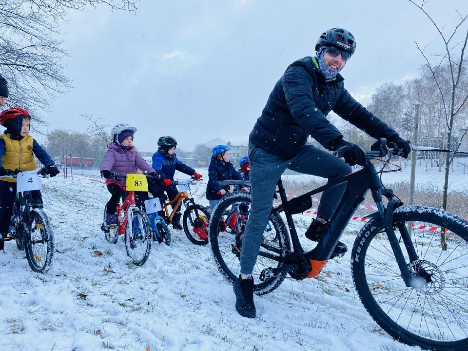 Zdjęcie w galerii na portalu naszwodzislaw.com: W mrozie i błocie. Rowerowe zmagania podczas CYCLOCROSS 2023 [FOTO] wiadomości z regionu