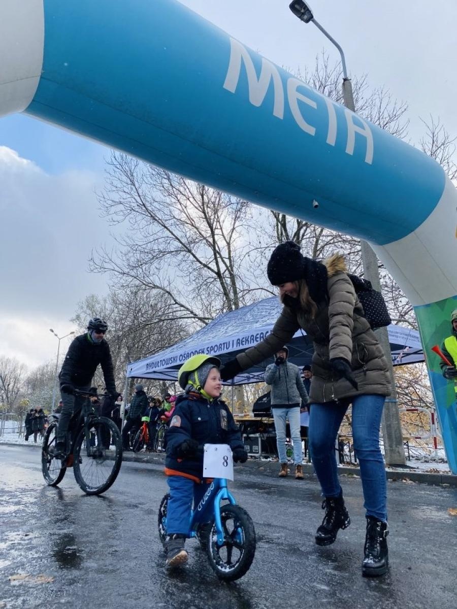 Zdjęcie w galerii na portalu naszwodzislaw.com: W mrozie i błocie. Rowerowe zmagania podczas CYCLOCROSS 2023 [FOTO] wiadomości z regionu