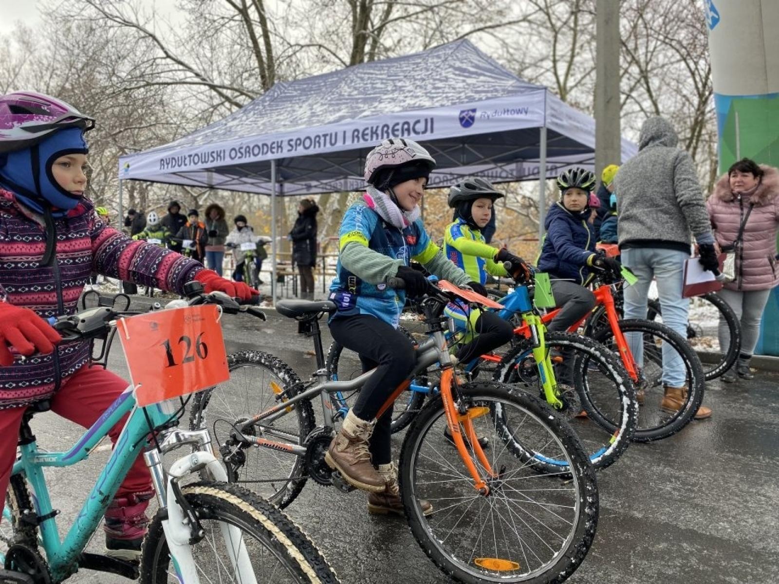 Zdjęcie w galerii na portalu naszwodzislaw.com: W mrozie i błocie. Rowerowe zmagania podczas CYCLOCROSS 2023 [FOTO] wiadomości z regionu