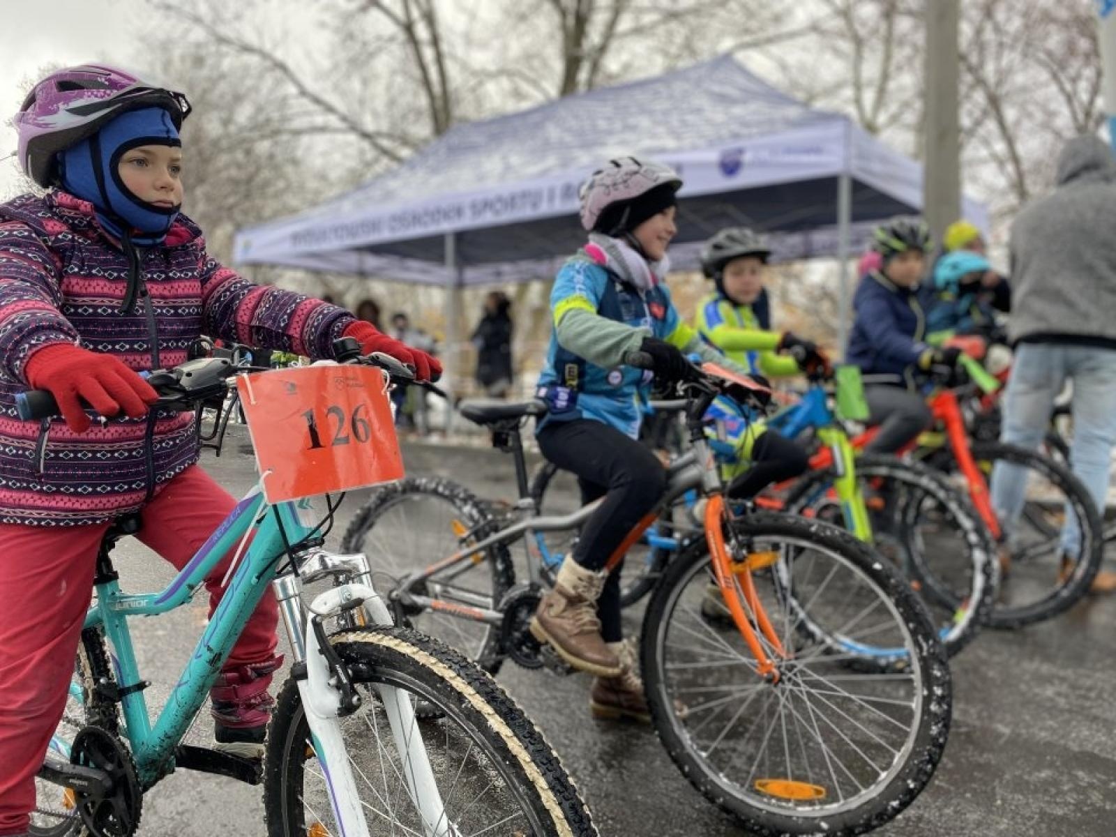 Zdjęcie w galerii na portalu naszwodzislaw.com: W mrozie i błocie. Rowerowe zmagania podczas CYCLOCROSS 2023 [FOTO] wiadomości z regionu
