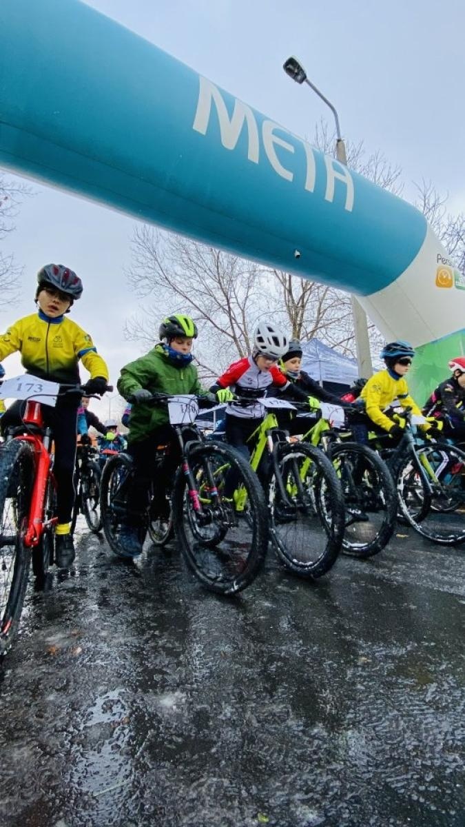 Zdjęcie w galerii na portalu naszwodzislaw.com: W mrozie i błocie. Rowerowe zmagania podczas CYCLOCROSS 2023 [FOTO] wiadomości z regionu