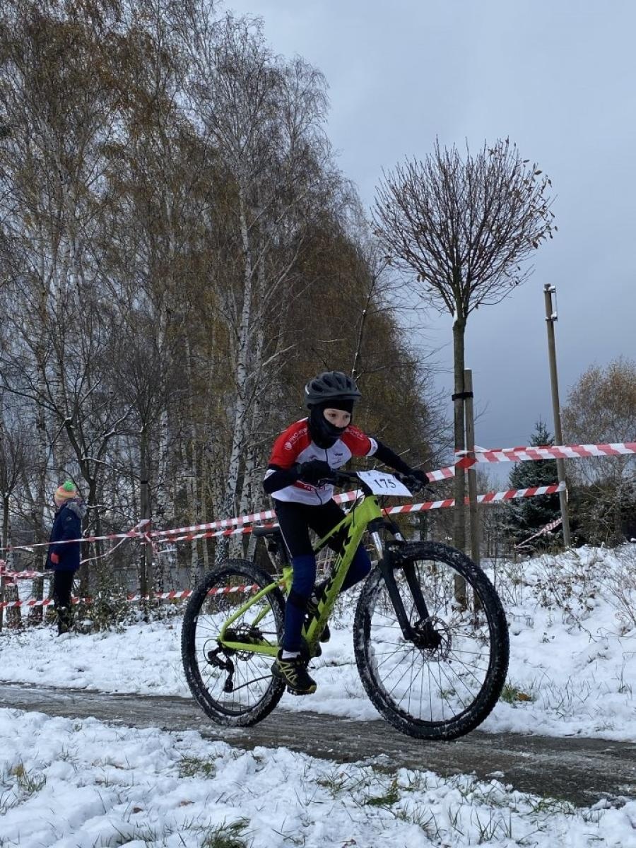 Zdjęcie w galerii na portalu naszwodzislaw.com: W mrozie i błocie. Rowerowe zmagania podczas CYCLOCROSS 2023 [FOTO] wiadomości z regionu