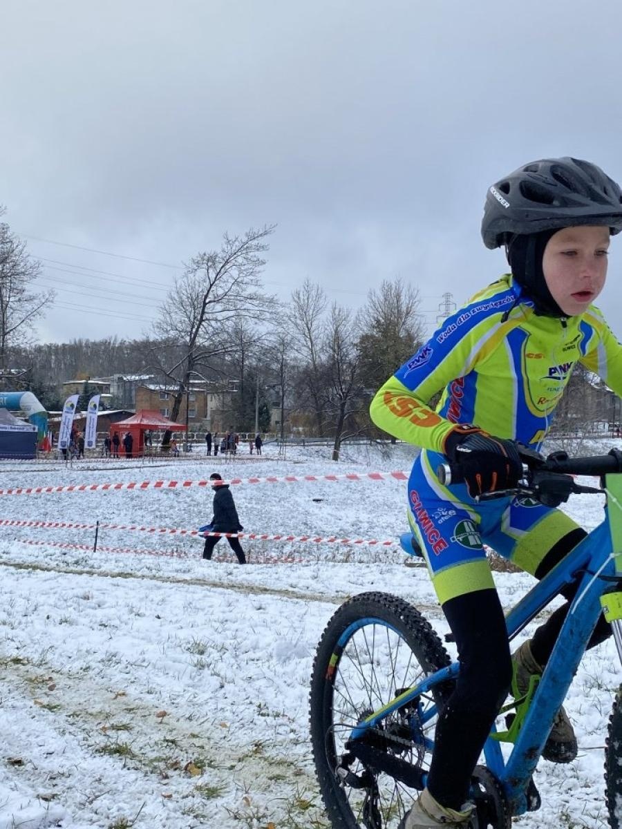 Zdjęcie w galerii na portalu naszwodzislaw.com: W mrozie i błocie. Rowerowe zmagania podczas CYCLOCROSS 2023 [FOTO] wiadomości z regionu