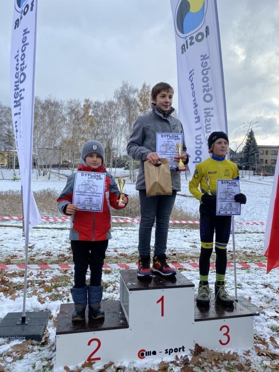 Zdjęcie w galerii na portalu naszwodzislaw.com: W mrozie i błocie. Rowerowe zmagania podczas CYCLOCROSS 2023 [FOTO] wiadomości z regionu