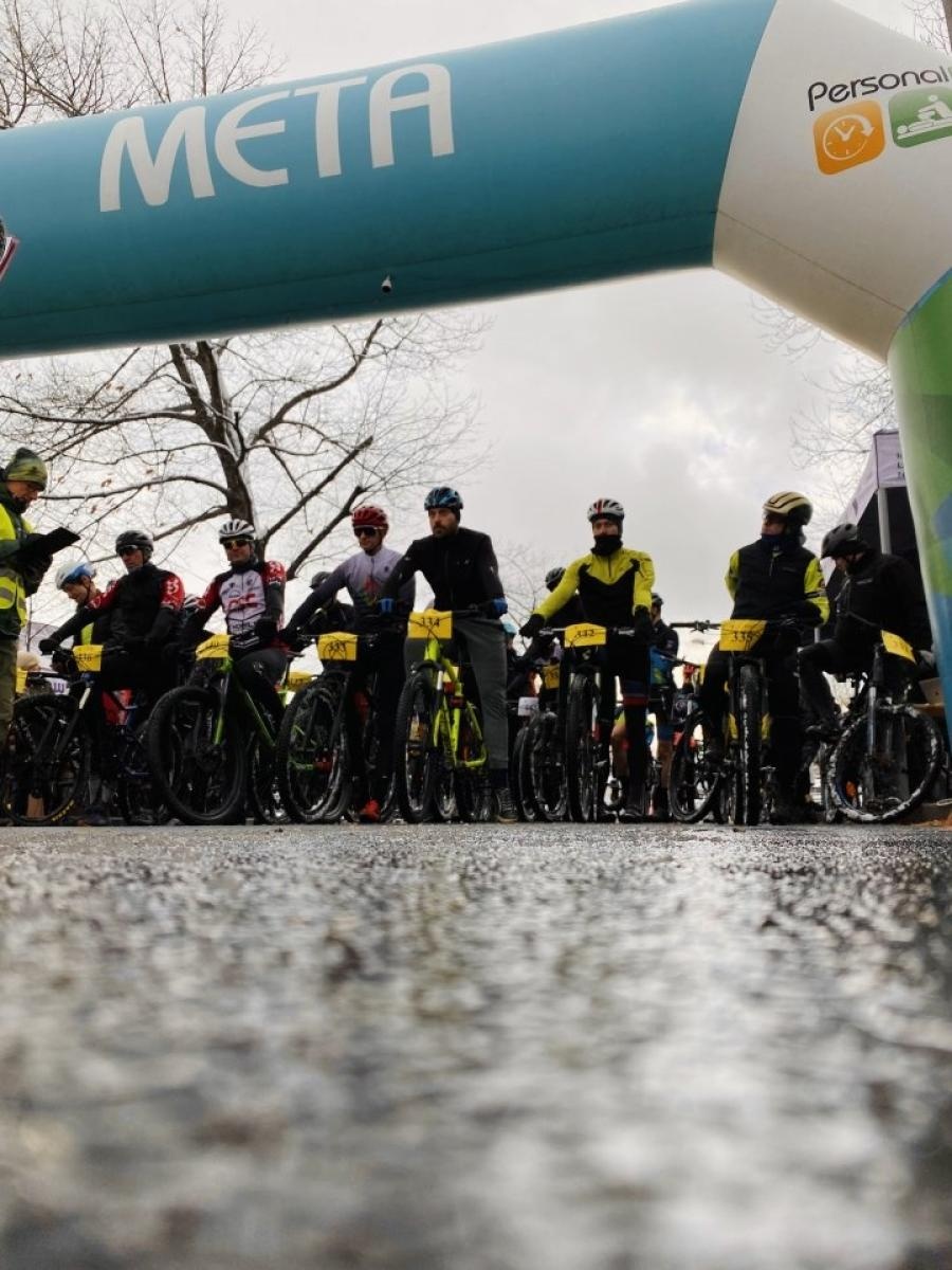 Zdjęcie w galerii na portalu naszwodzislaw.com: W mrozie i błocie. Rowerowe zmagania podczas CYCLOCROSS 2023 [FOTO] wiadomości z regionu