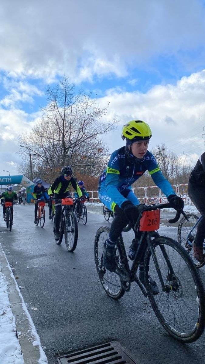 Zdjęcie w galerii na portalu naszwodzislaw.com: W mrozie i błocie. Rowerowe zmagania podczas CYCLOCROSS 2023 [FOTO] wiadomości z regionu