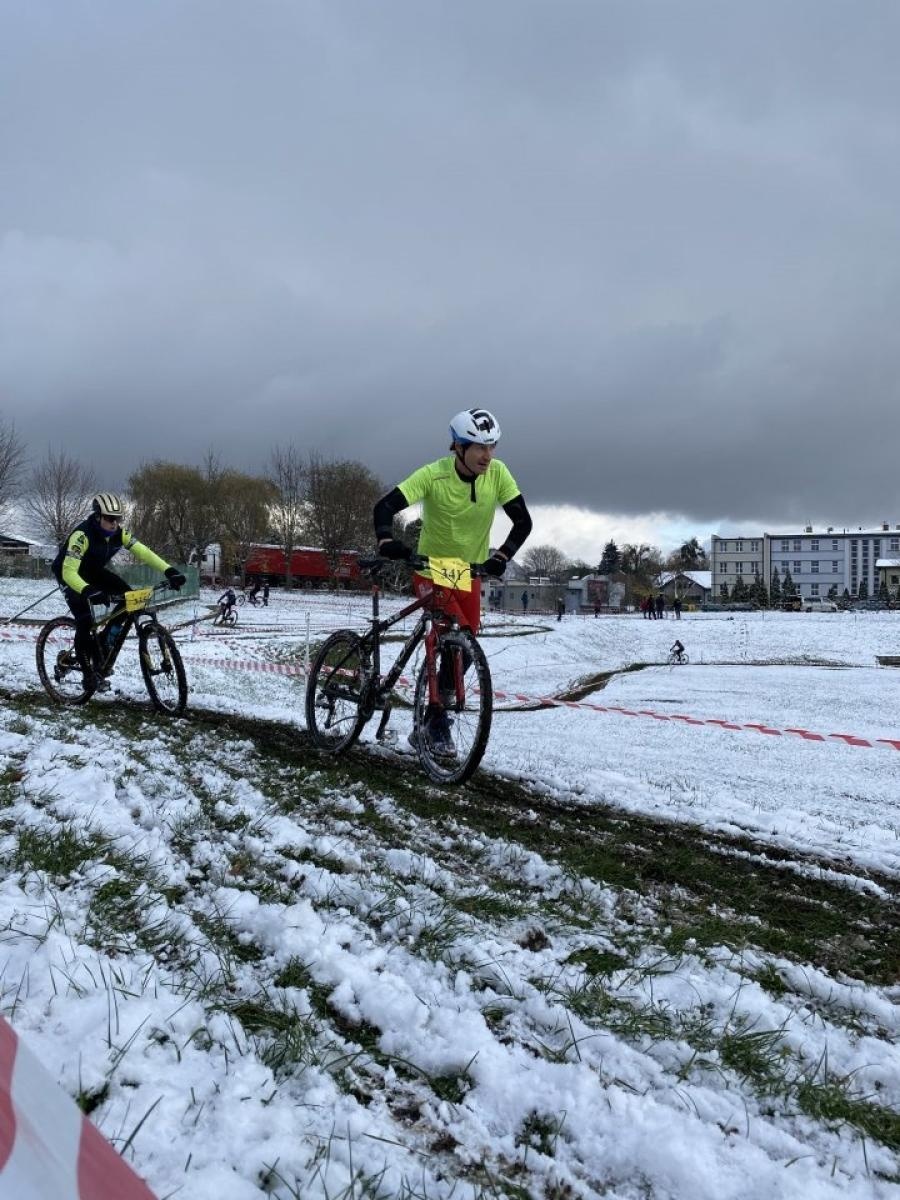 Zdjęcie w galerii na portalu naszwodzislaw.com: W mrozie i błocie. Rowerowe zmagania podczas CYCLOCROSS 2023 [FOTO] wiadomości z regionu