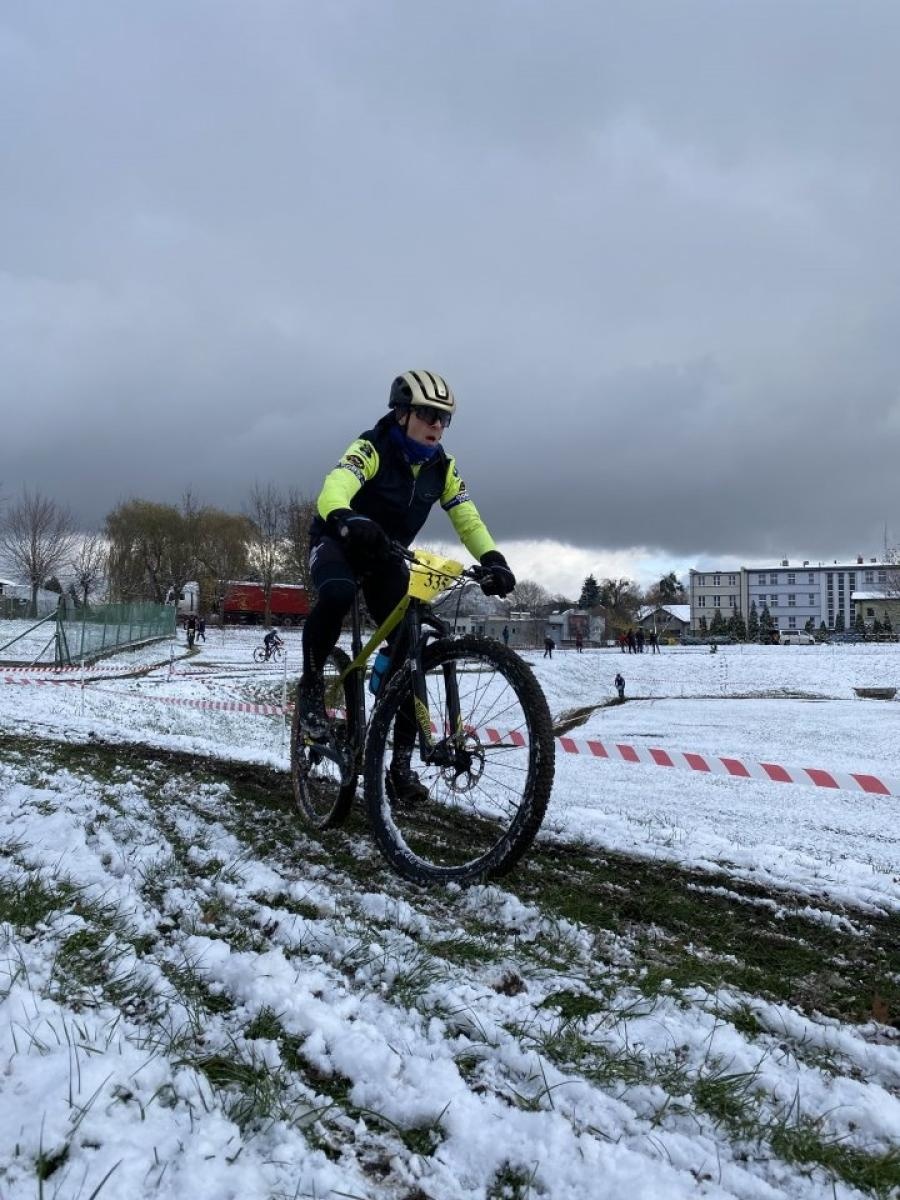 Zdjęcie w galerii na portalu naszwodzislaw.com: W mrozie i błocie. Rowerowe zmagania podczas CYCLOCROSS 2023 [FOTO] wiadomości z regionu
