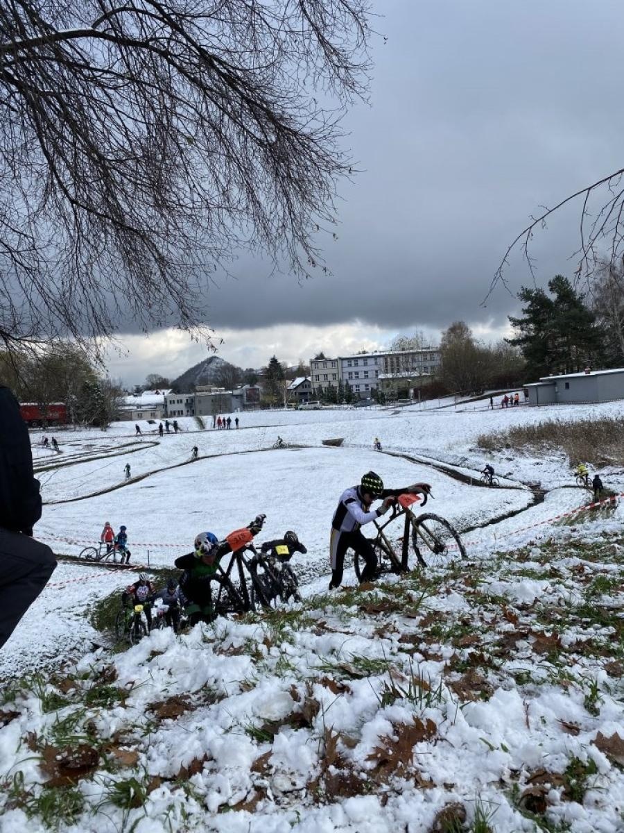 Zdjęcie w galerii na portalu naszwodzislaw.com: W mrozie i błocie. Rowerowe zmagania podczas CYCLOCROSS 2023 [FOTO] wiadomości z regionu