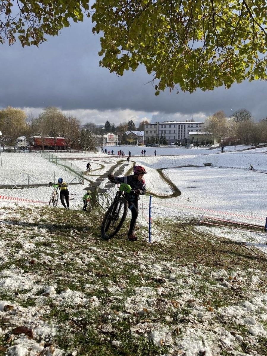 Zdjęcie w galerii na portalu naszwodzislaw.com: W mrozie i błocie. Rowerowe zmagania podczas CYCLOCROSS 2023 [FOTO] wiadomości z regionu