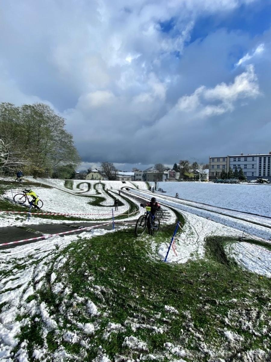 Zdjęcie w galerii na portalu naszwodzislaw.com: W mrozie i błocie. Rowerowe zmagania podczas CYCLOCROSS 2023 [FOTO] wiadomości z regionu