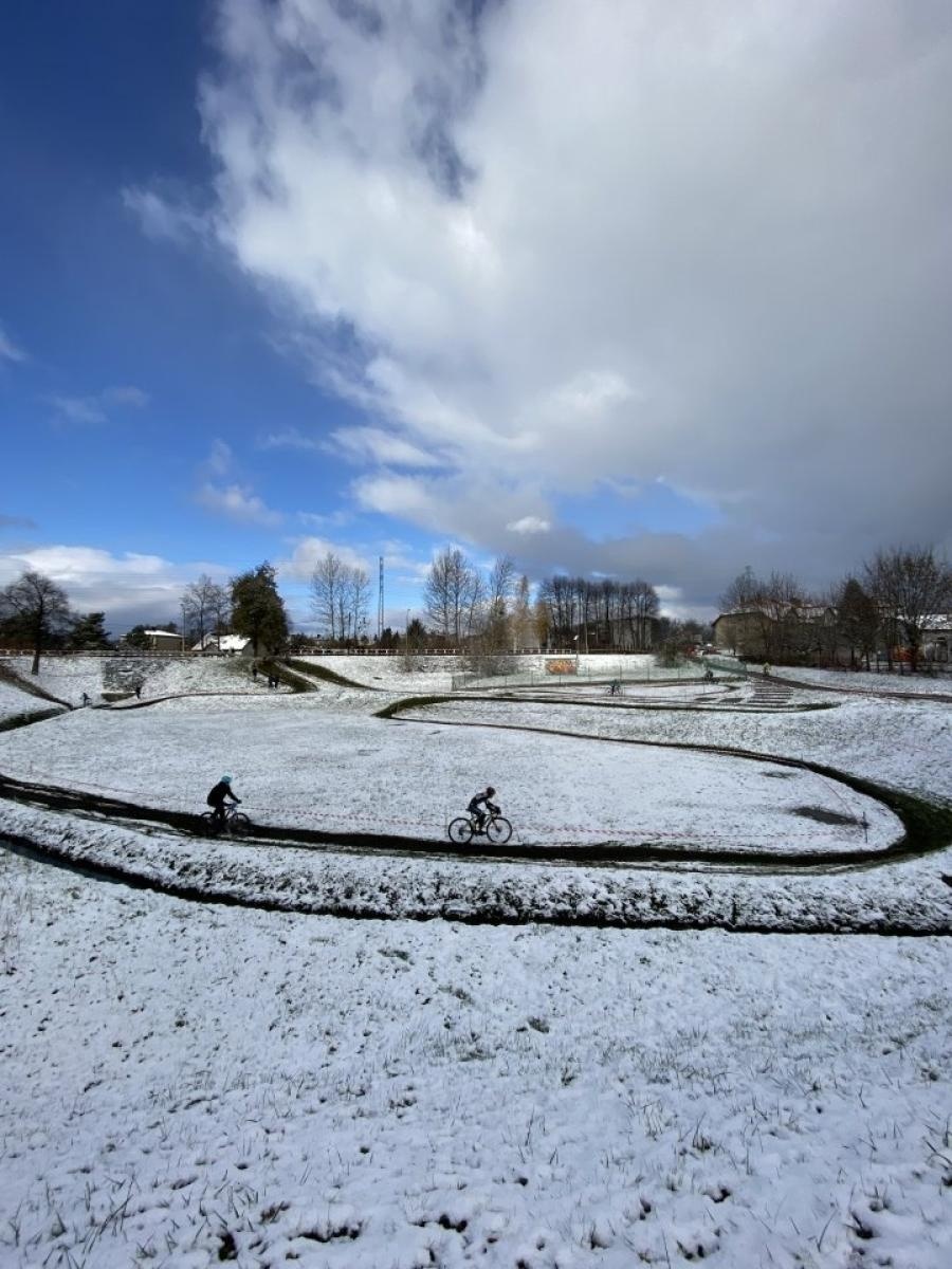 Zdjęcie w galerii na portalu naszwodzislaw.com: W mrozie i błocie. Rowerowe zmagania podczas CYCLOCROSS 2023 [FOTO] wiadomości z regionu