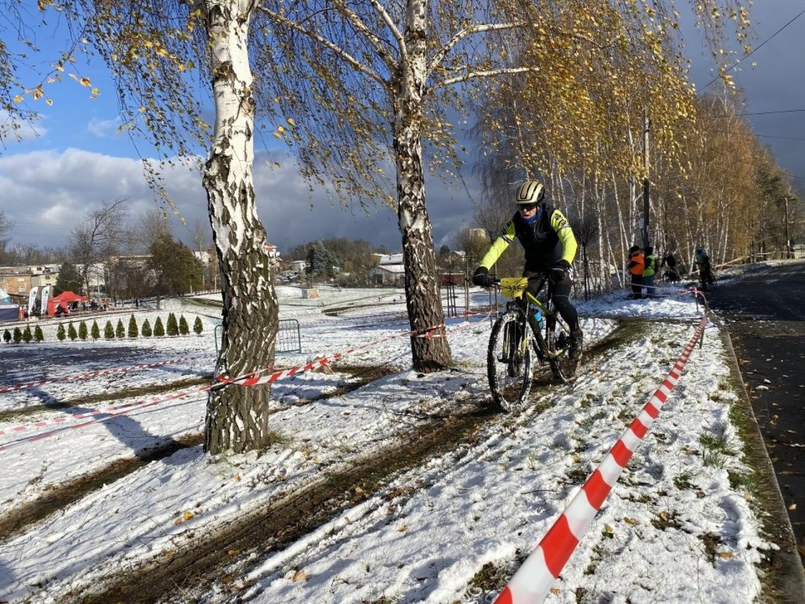 Zdjęcie w galerii na portalu naszwodzislaw.com: W mrozie i błocie. Rowerowe zmagania podczas CYCLOCROSS 2023 [FOTO] wiadomości z regionu
