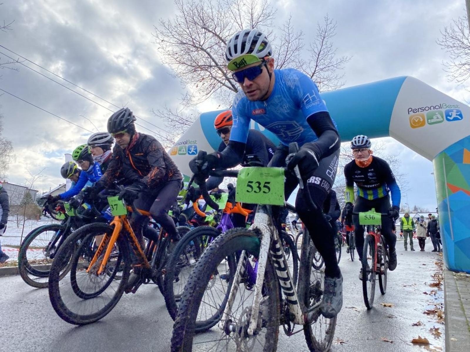 Zdjęcie w galerii na portalu naszwodzislaw.com: W mrozie i błocie. Rowerowe zmagania podczas CYCLOCROSS 2023 [FOTO] wiadomości z regionu