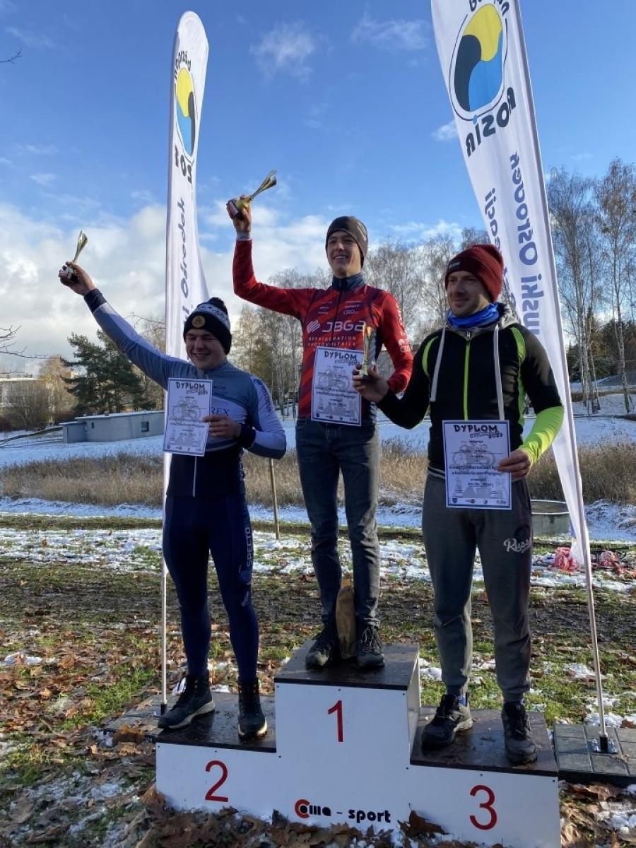Zdjęcie w galerii na portalu naszwodzislaw.com: W mrozie i błocie. Rowerowe zmagania podczas CYCLOCROSS 2023 [FOTO] wiadomości z regionu