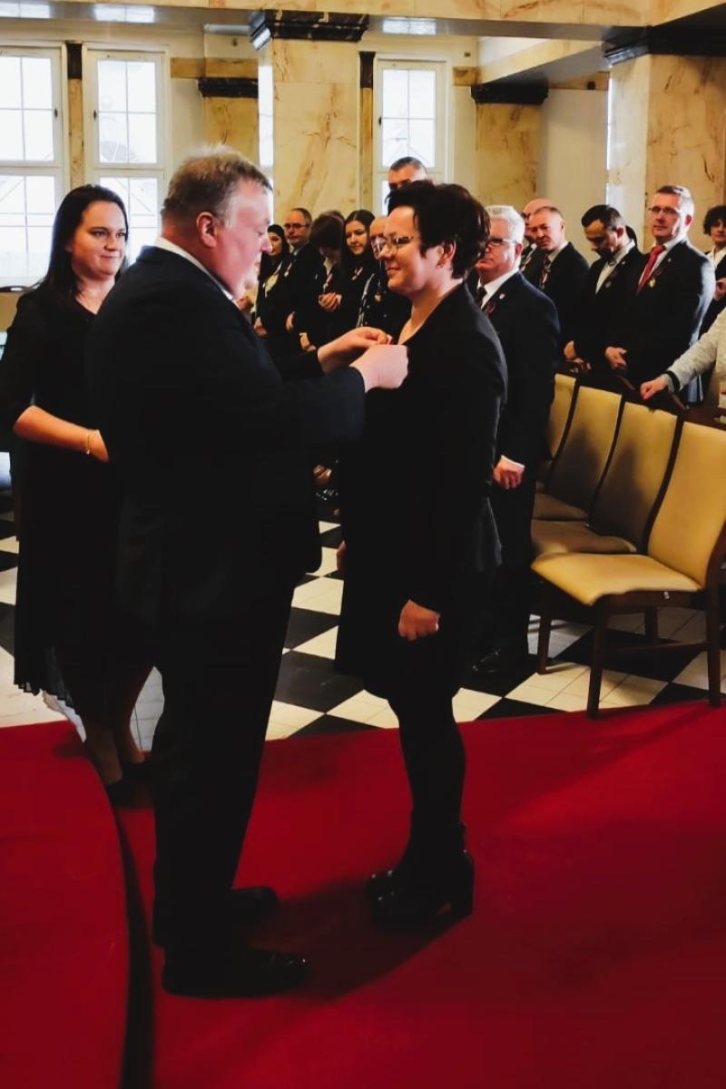 Zdjęcie w galerii na portalu naszwodzislaw.com: Pracownicy Urzędu Gminy w Godowie odznaczeni prezydenckimi medalami wiadomości z regionu