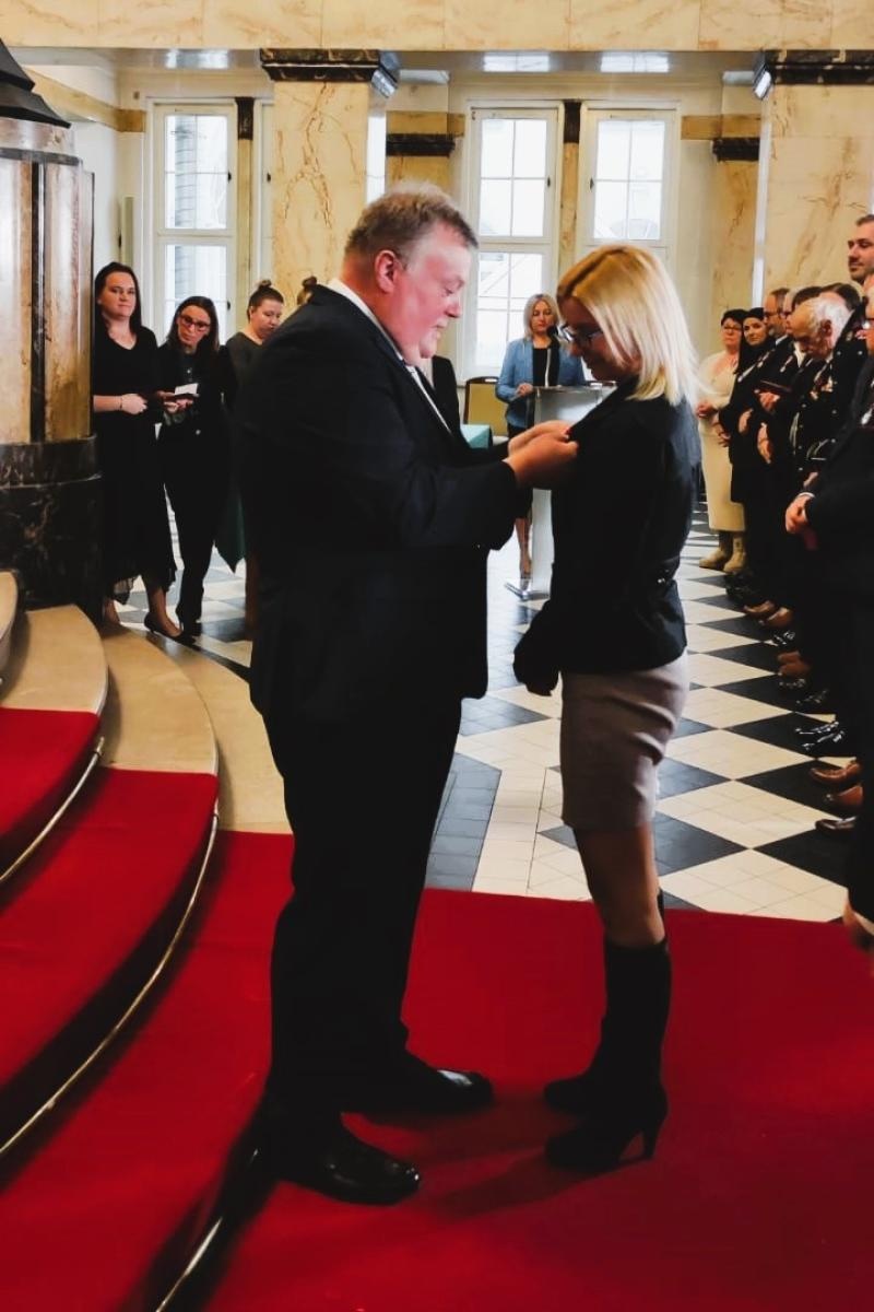 Zdjęcie w galerii na portalu naszwodzislaw.com: Pracownicy Urzędu Gminy w Godowie odznaczeni prezydenckimi medalami wiadomości z regionu