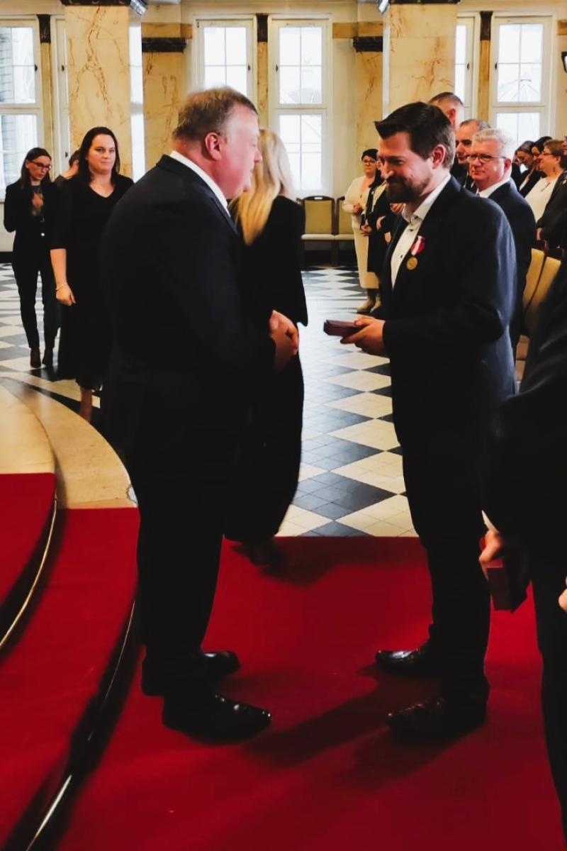 Zdjęcie w galerii na portalu naszwodzislaw.com: Pracownicy Urzędu Gminy w Godowie odznaczeni prezydenckimi medalami wiadomości z regionu