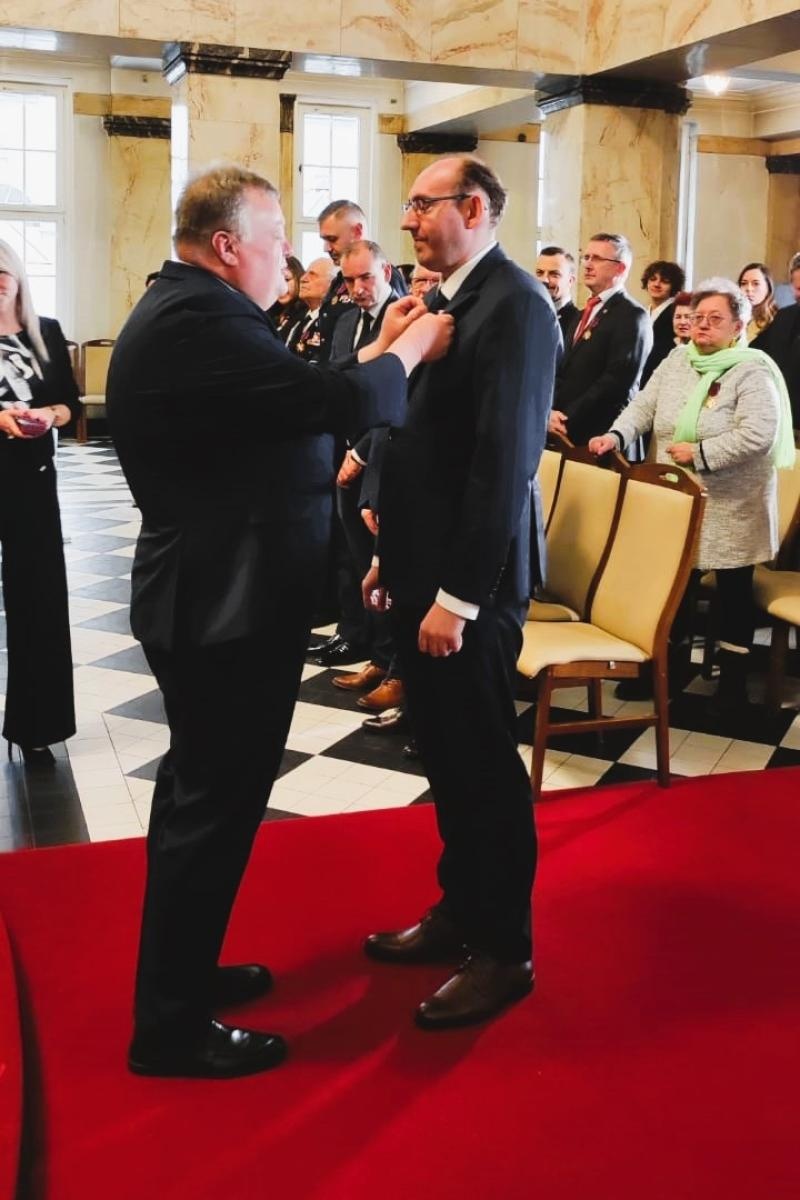 Zdjęcie w galerii na portalu naszwodzislaw.com: Pracownicy Urzędu Gminy w Godowie odznaczeni prezydenckimi medalami wiadomości z regionu