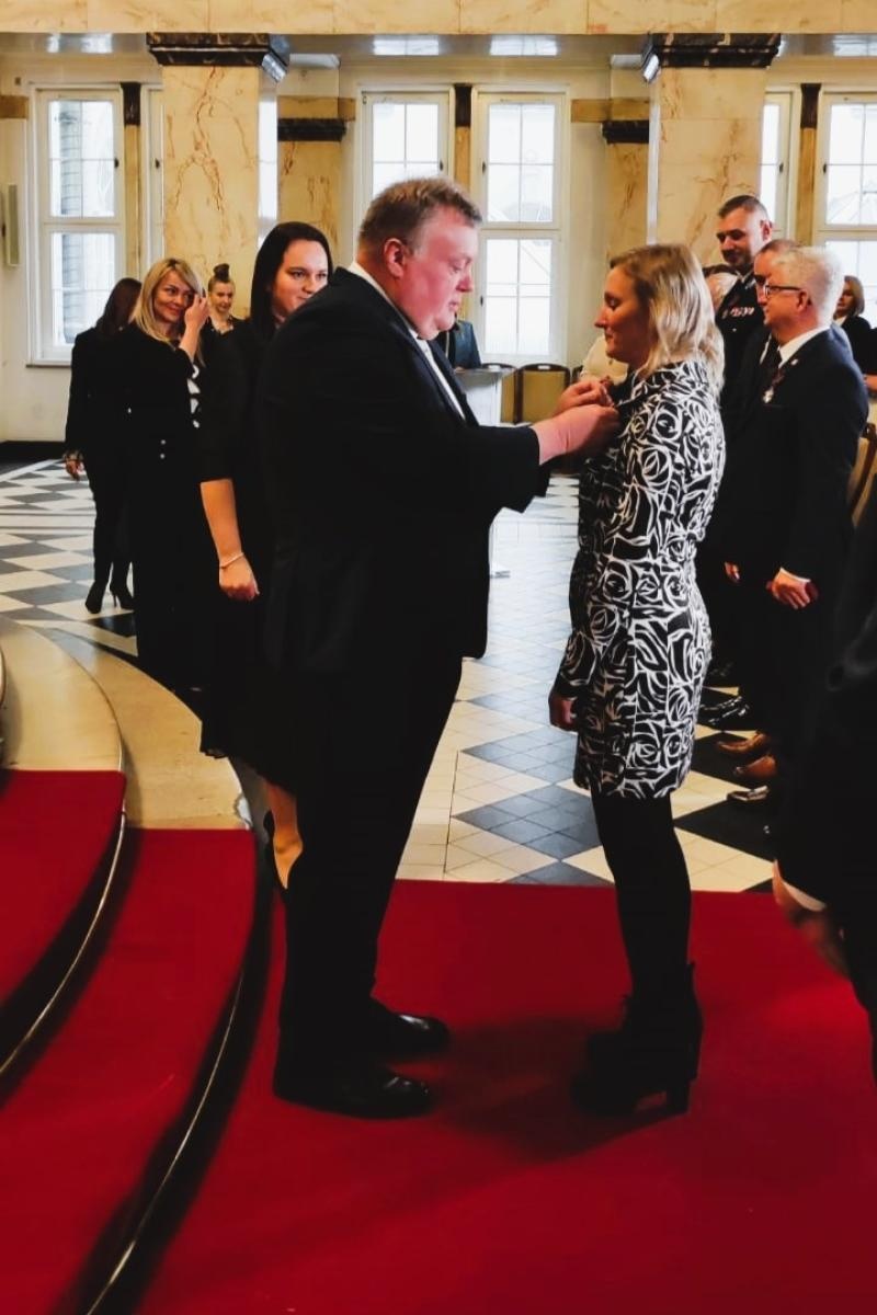 Zdjęcie w galerii na portalu naszwodzislaw.com: Pracownicy Urzędu Gminy w Godowie odznaczeni prezydenckimi medalami wiadomości z regionu