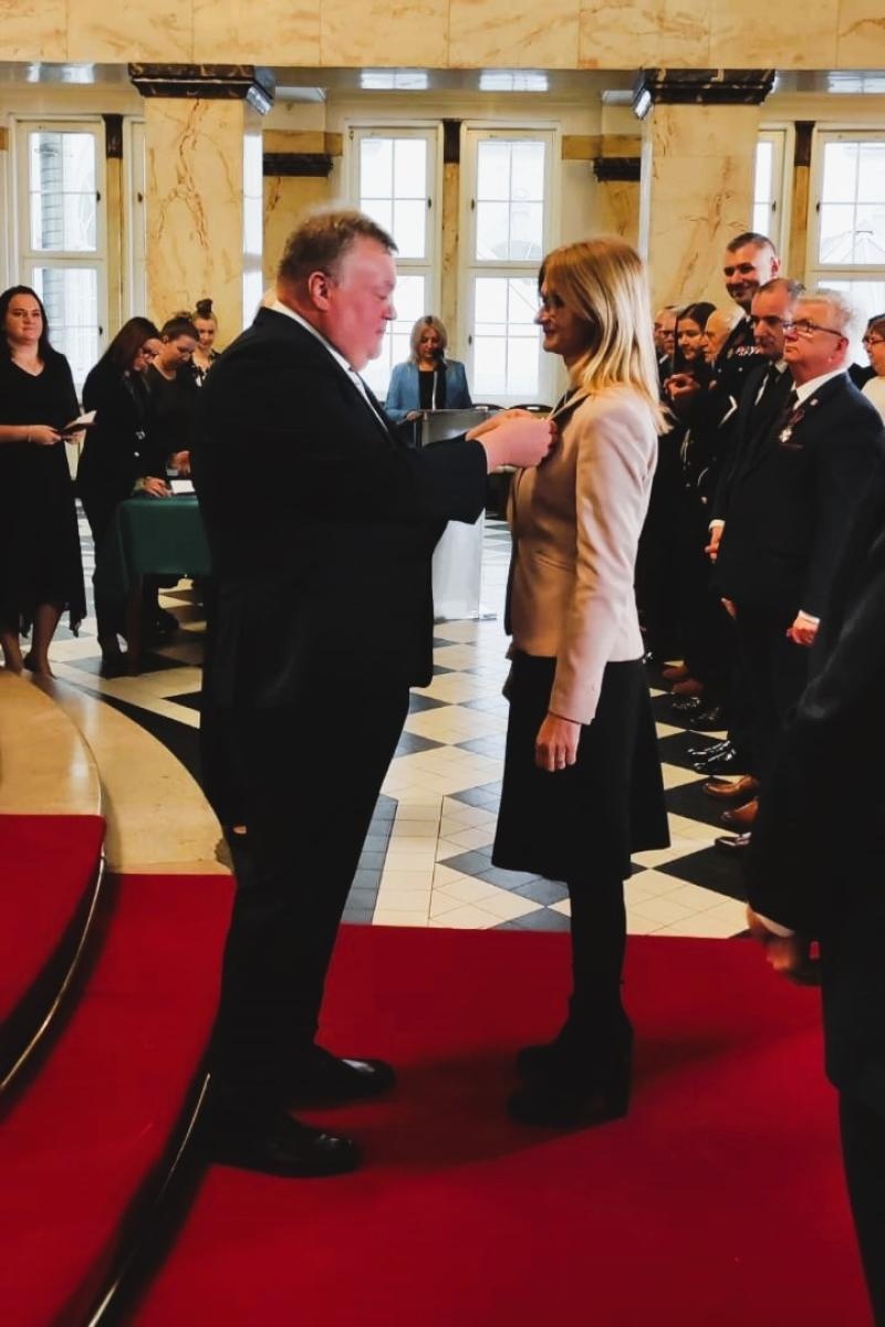 Zdjęcie w galerii na portalu naszwodzislaw.com: Pracownicy Urzędu Gminy w Godowie odznaczeni prezydenckimi medalami wiadomości z regionu